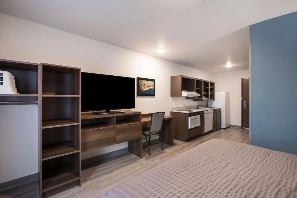 QUEEN SUITE W DISHWASHER (DISHES/COOKWARE INCLUDED) ACCESSIBLE ROLL IN SHOWER interior
